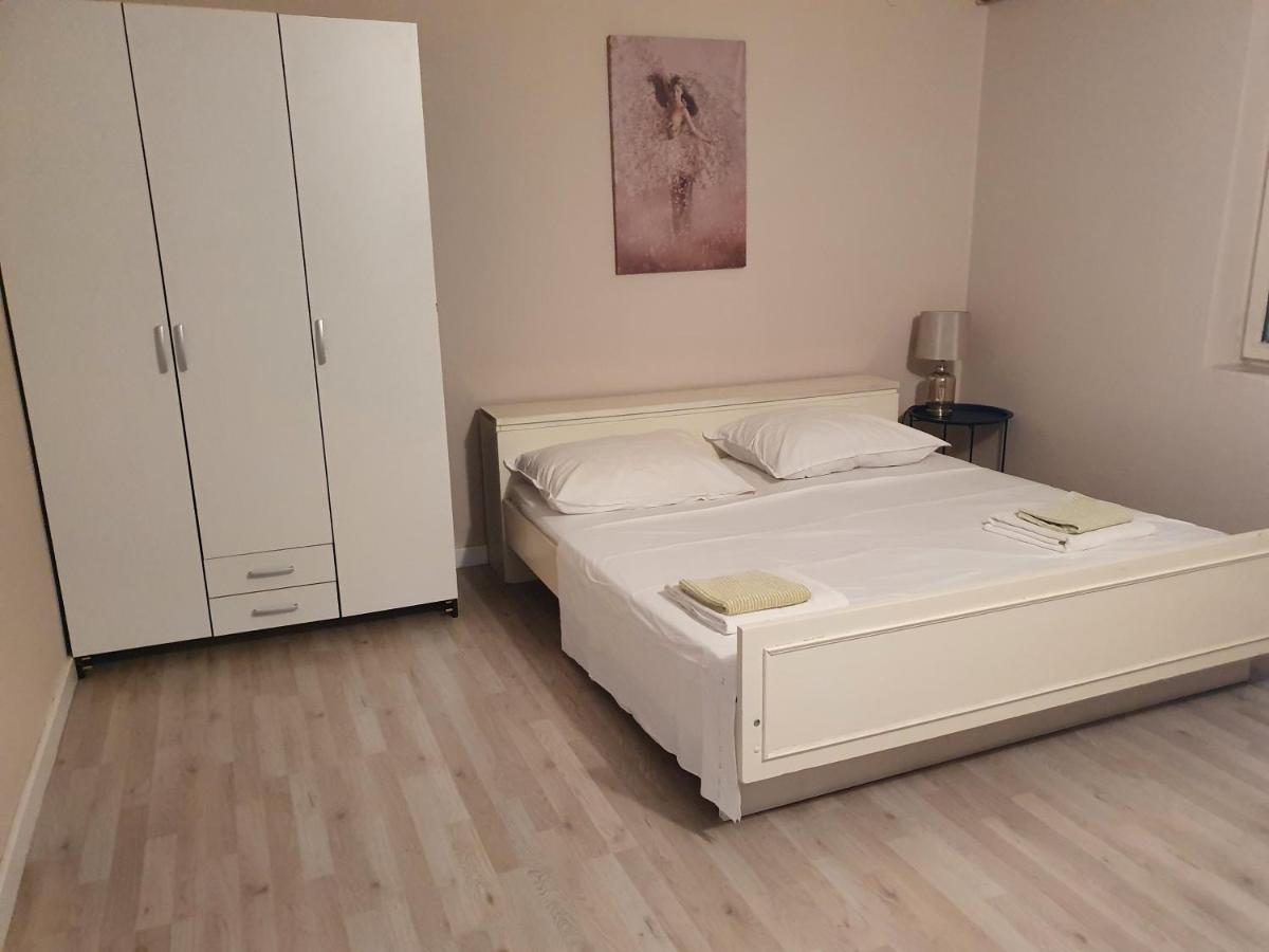 Apartman Luka Apartamento Sinj Exterior foto